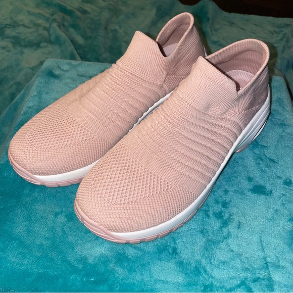 Women’s Tennis Shoes! Like New! - Picture 1 of 8